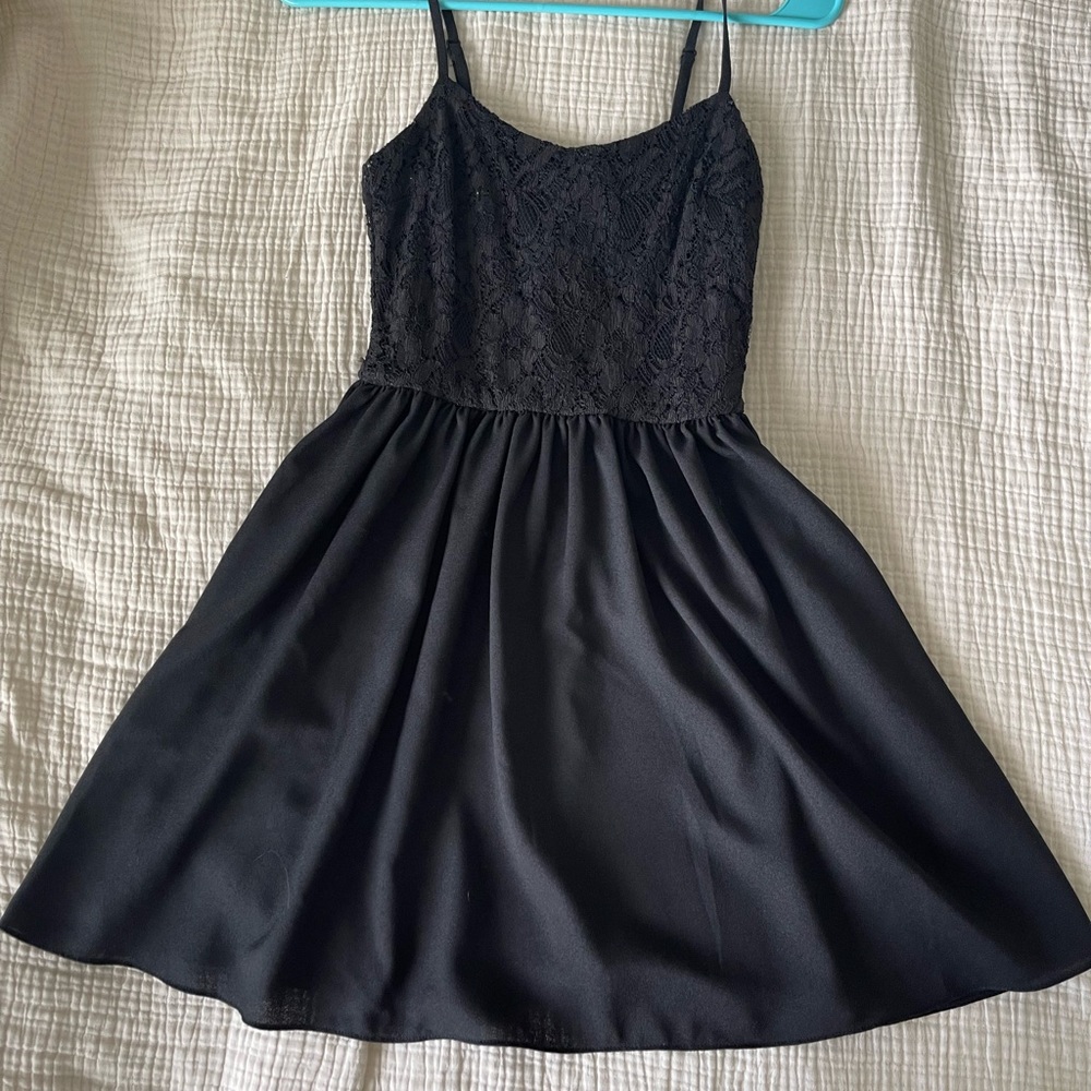 Black flowy dress with lace top details. H&M size US 2. NEVER WORN